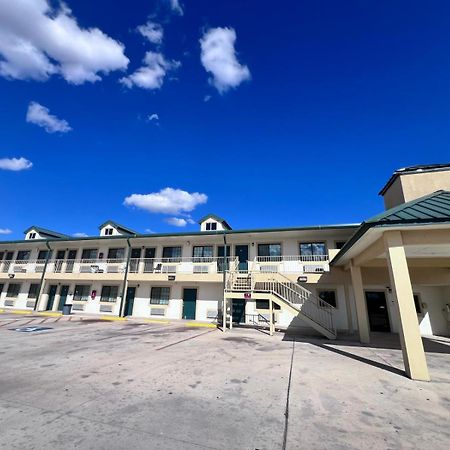 Oyo Garden Inn And Suites Pearsall I-35 East Buitenkant foto