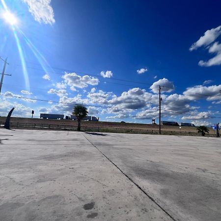 Oyo Garden Inn And Suites Pearsall I-35 East Buitenkant foto