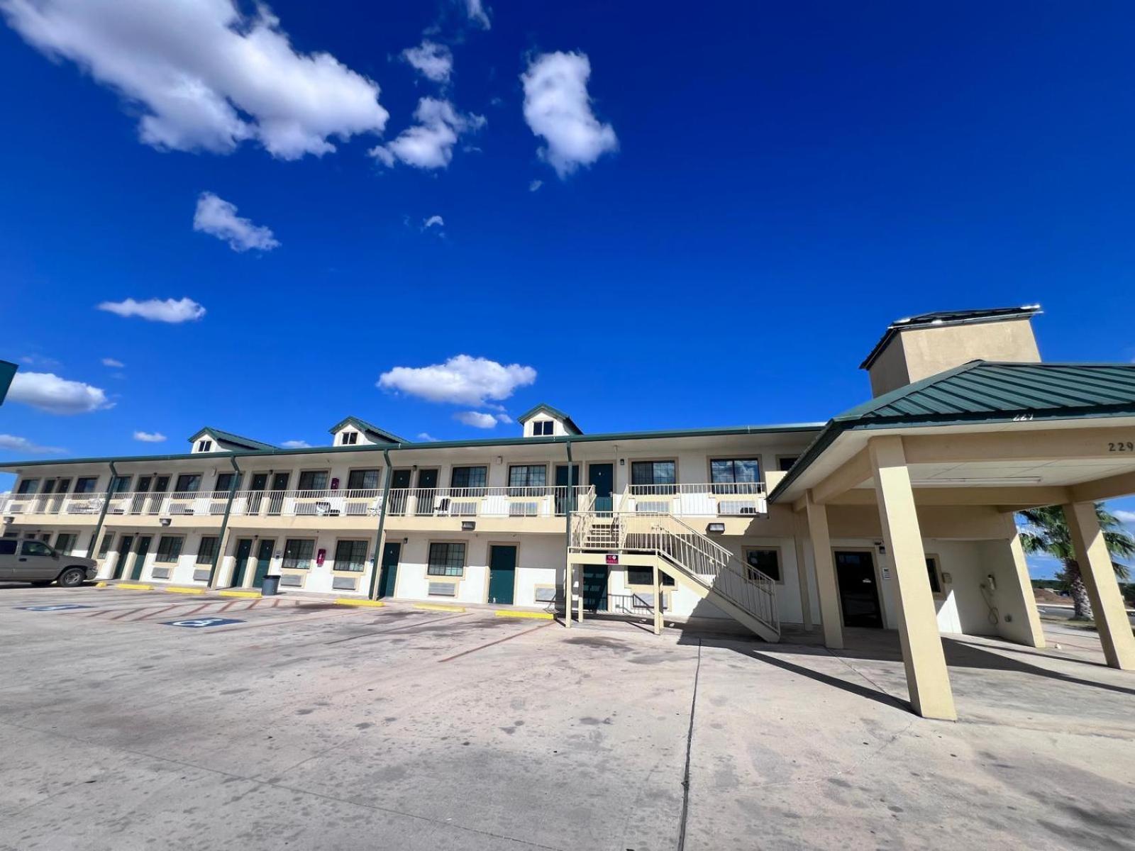 Oyo Garden Inn And Suites Pearsall I-35 East Buitenkant foto