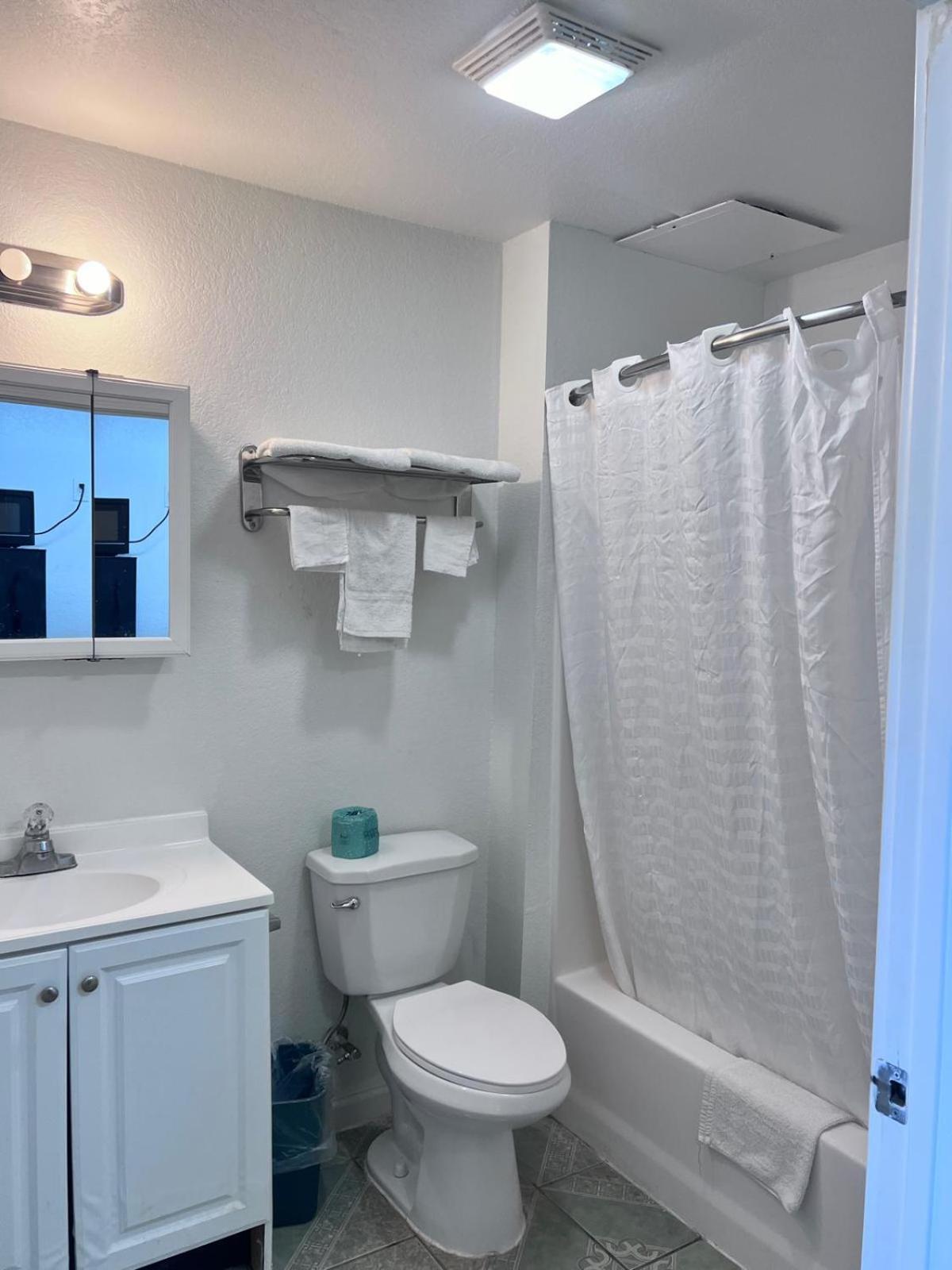 Oyo Garden Inn And Suites Pearsall I-35 East Buitenkant foto
