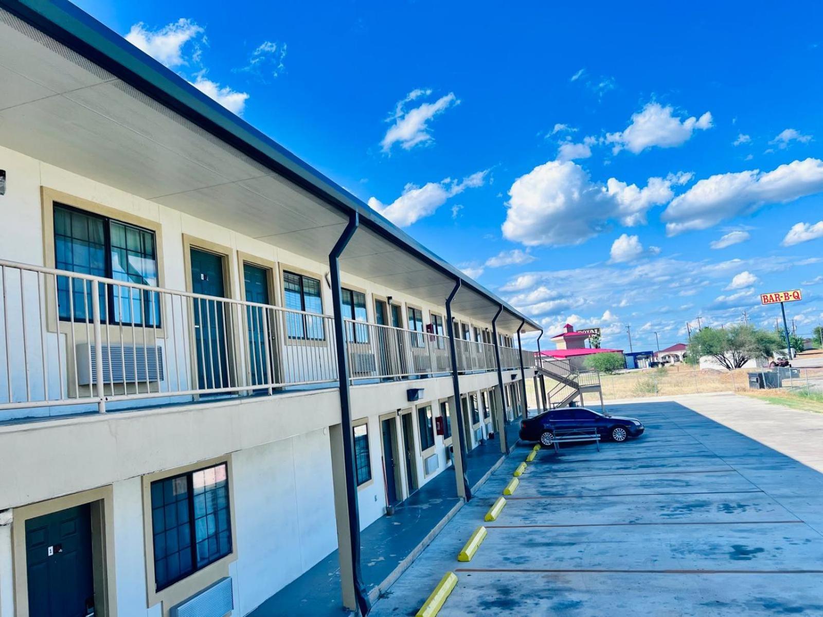 Oyo Garden Inn And Suites Pearsall I-35 East Buitenkant foto