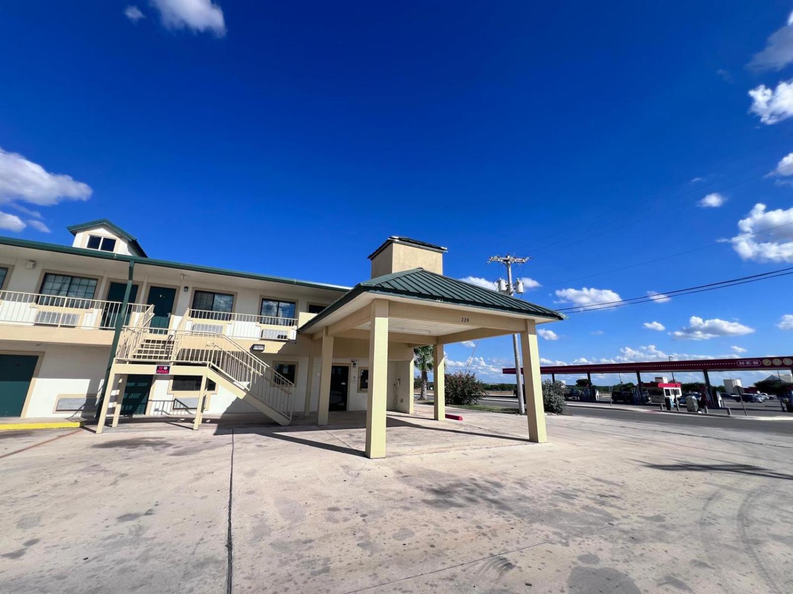 Oyo Garden Inn And Suites Pearsall I-35 East Buitenkant foto